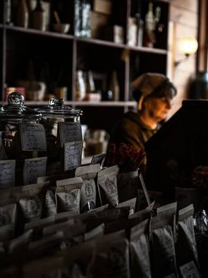 Warm beleuchtetes Ladenregal mit verpackten Produkten